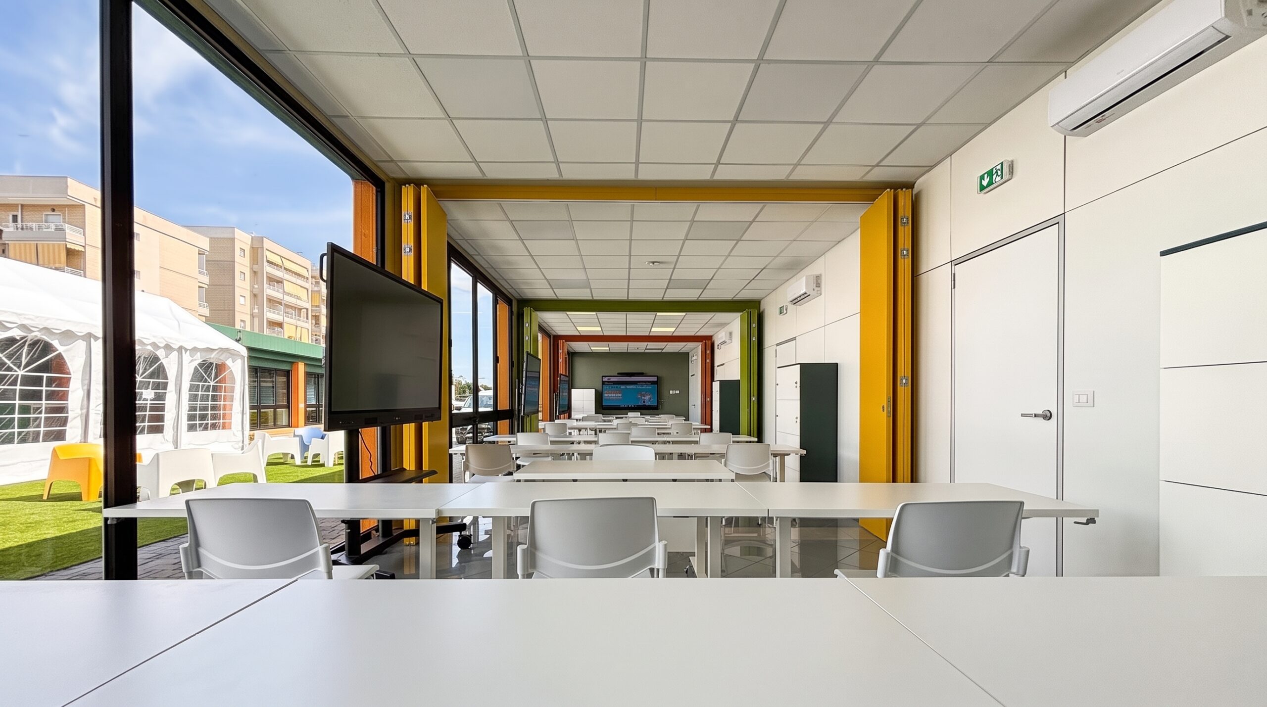 Sale riunioni modulari Interactive Quarter aperte in configurazione unica
